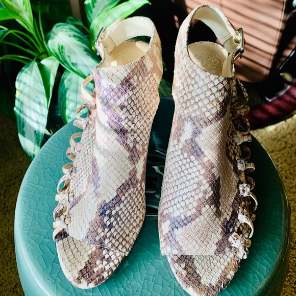 Vince Camuto Shoes - NWOT. Vince Camuto Ankara Sandal ~ Snakeskin print
